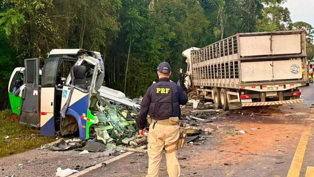 Acidente entre ônibus e caminhão mata 23 pessoas em estrada no Paraná Imagem referente a Acidente entre ônibus e caminhão mata 23 pessoas em estrada no Paraná
