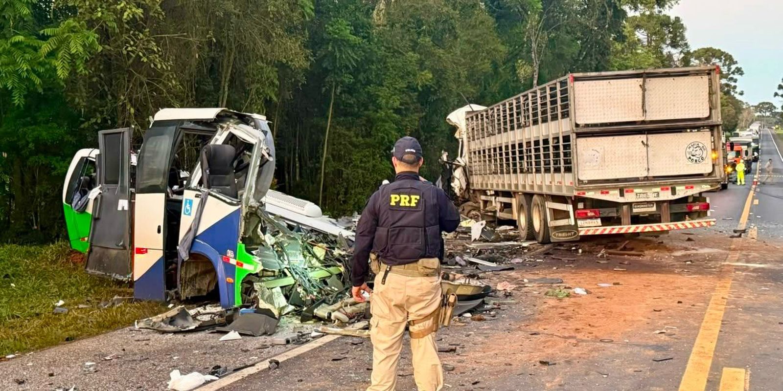 Imagem referente a Acidente entre ônibus e caminhão mata 23 pessoas em estrada no Paraná