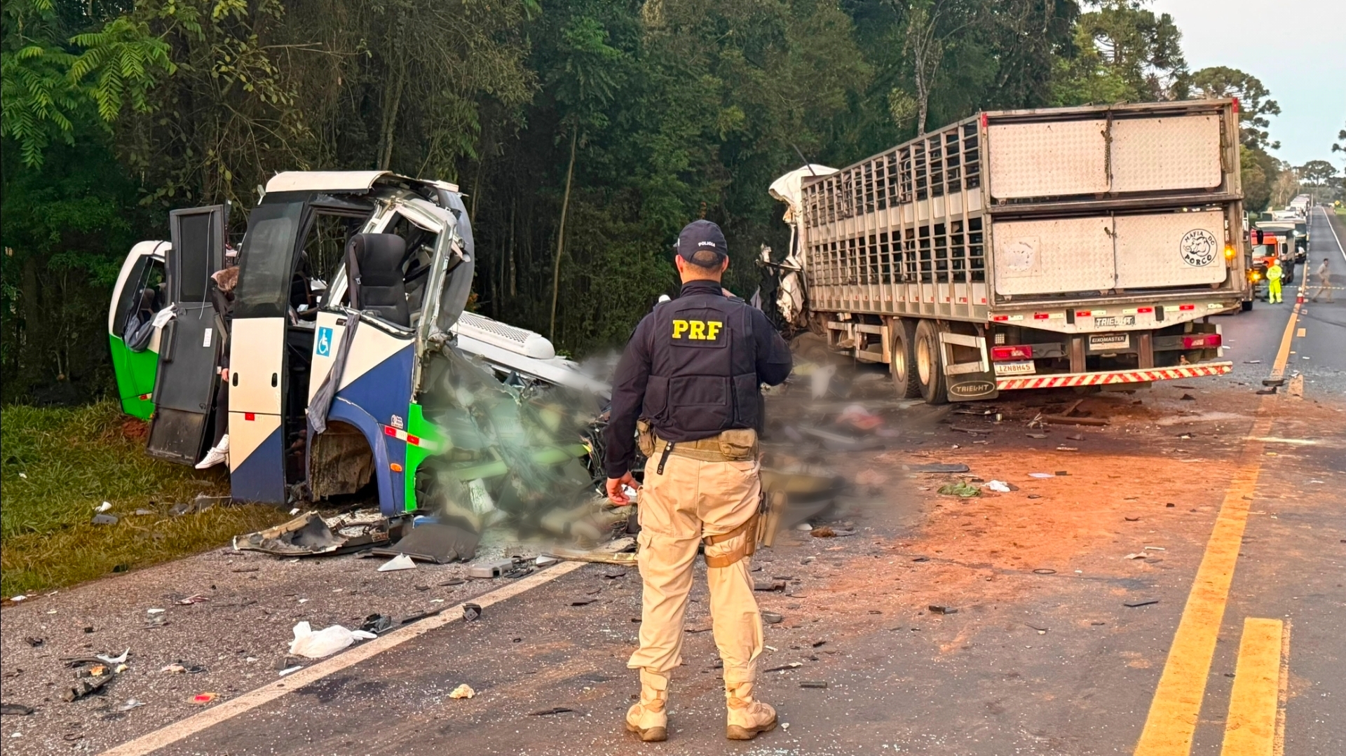 Colisão frontal entre ônibus e carreta deixa mortos e feridos na BR-373, em Ipiranga