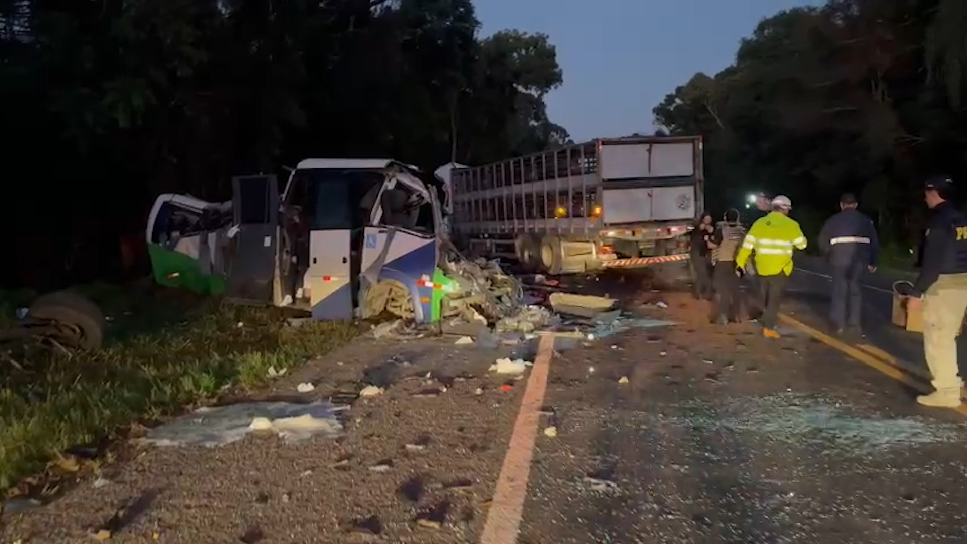 Sobe para 22 o numero de mortos após colisão frontal entre ônibus e caminhão na BR-373, em Ipiranga