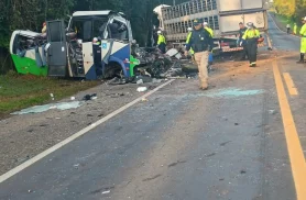 Corpos das vítimas de acidente no Paraná são retirados da pista