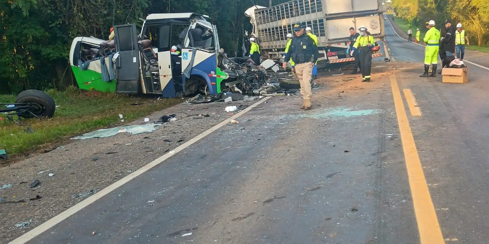 Imagem referente a Corpos das vítimas de acidente no Paraná são retirados da pista