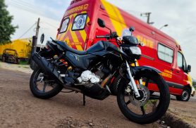 Mulher fica ferida em acidente entre carro e moto no São Cristóvão