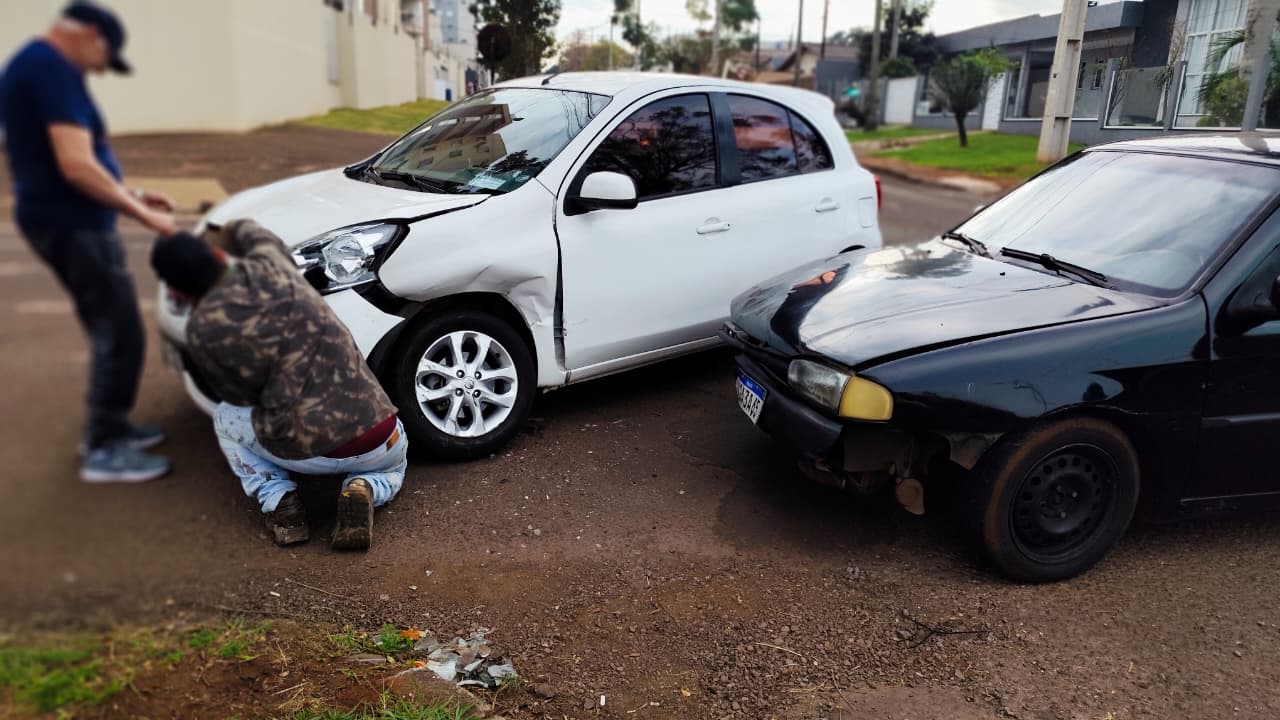 Carros se envolvem em colisão na Avenida Olindo Periolo, no Pacaembu