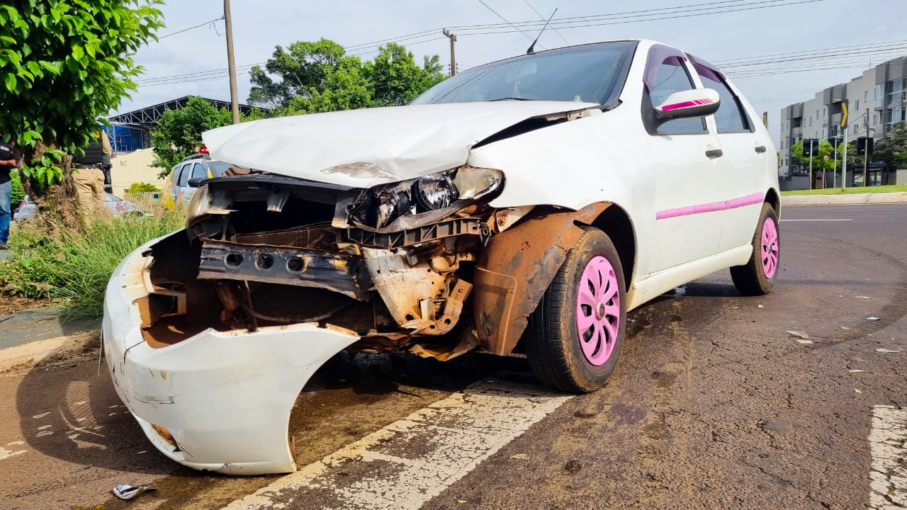 Gol e Palio se envolvem em acidente em rotatória da Avenida Rocha Pombo