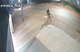 Vídeo mostra ciclista saindo de empresa na Avenida Piquiri com fios furtados