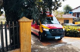 Idoso sofre queda de telhado, quebra o braço e é socorrido pelo Siate