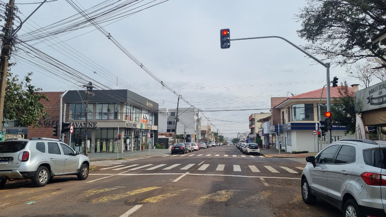 Perigo: Semáforo instalado próximo de lombada aumenta o risco de acidentes no Bairro Alto Alegre
