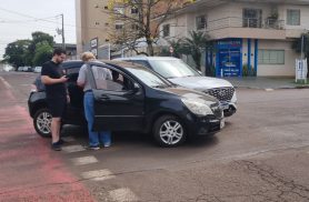 Acidente de trânsito entre dois carros deixa trânsito lento em Cascavel