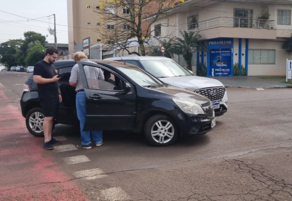 Acidente de trânsito entre dois carros deixa trânsito lento em Cascavel