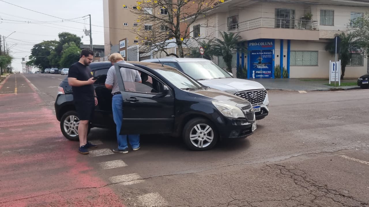 Acidente de trânsito entre dois carros deixa trânsito lento em Cascavel