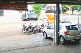 Vídeo: Gol quase capota após colisão em rotatória no Bairro Pacaembu