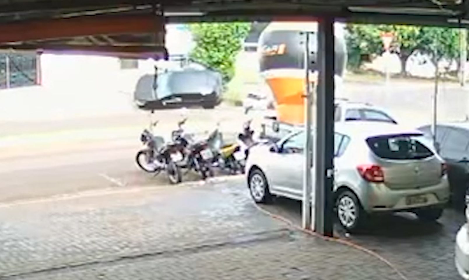 Vídeo: Gol quase capota após colisão em rotatória no Bairro Pacaembu