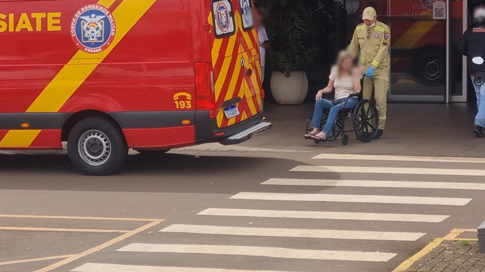 Mulher fica ferida após sofrer queda em supermercado