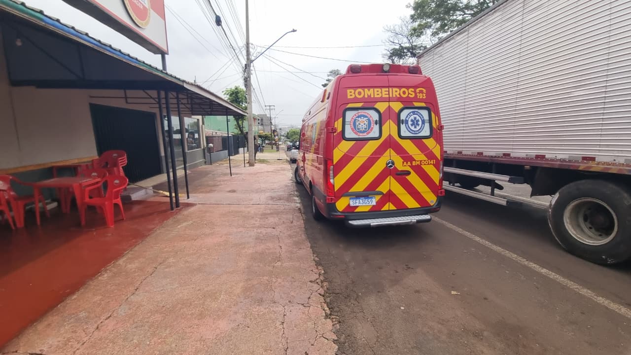 Idoso bate a cabeça após cair de telhado em Cascavel