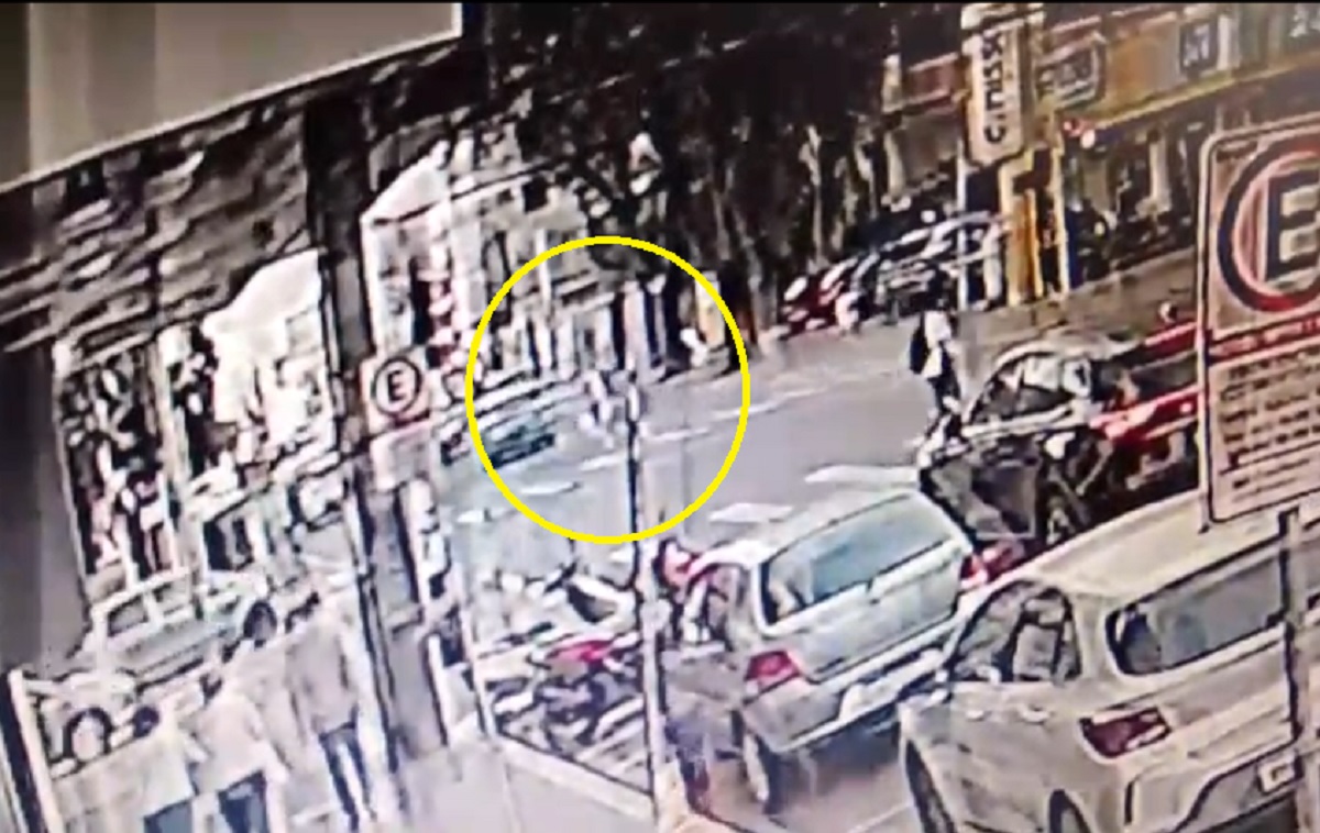 Vídeo registra atropelamento de idosa de 72 anos no Centro de Cascavel