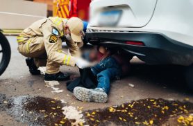 Motociclista é arremessado para debaixo de carro após colisão e tem fratura exposta