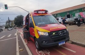 Motociclista fica ferida após colisão com carro na Rua da Lapa
