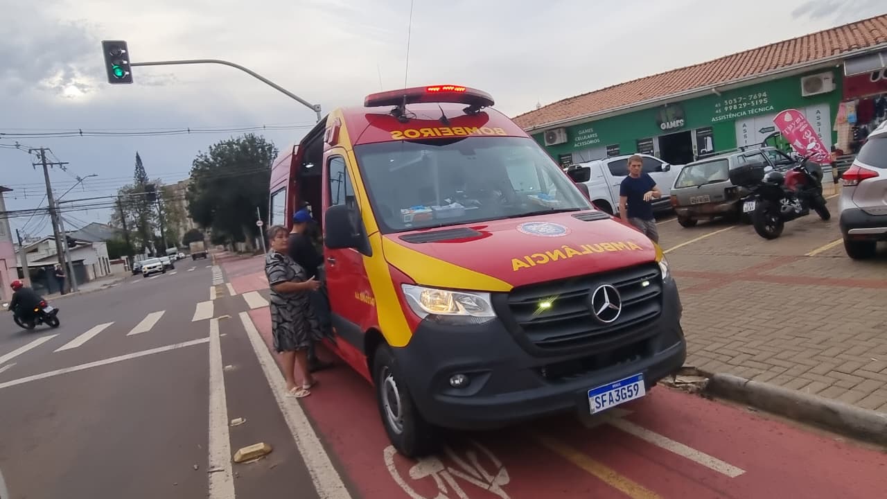 Motociclista fica ferida após colisão com carro na Rua da Lapa