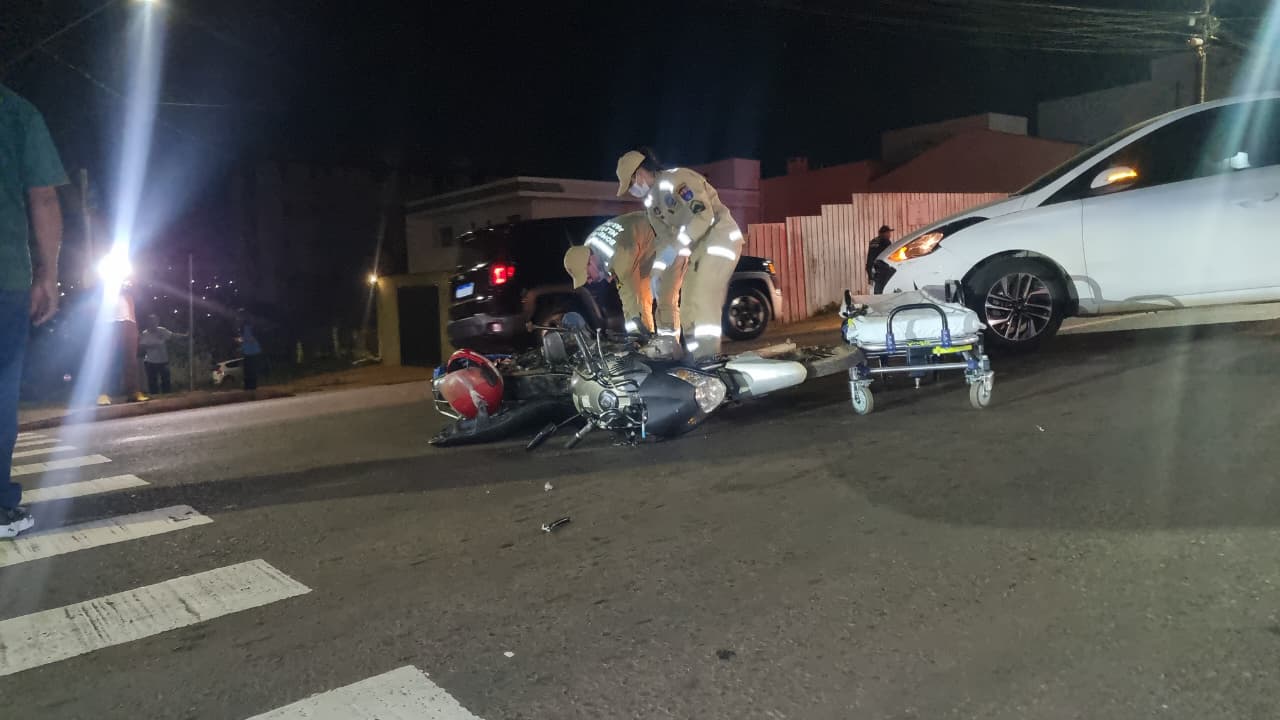 Motociclista fica ferido após colisão com HB20 no bairro Santa Cruz, em Cascavel