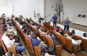 Cascavel treina agentes para iniciar implantação de mosquitos com Wolbachia contra a dengue