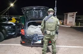 Sandero carregado com maconha é apreendido no Contorno Oeste