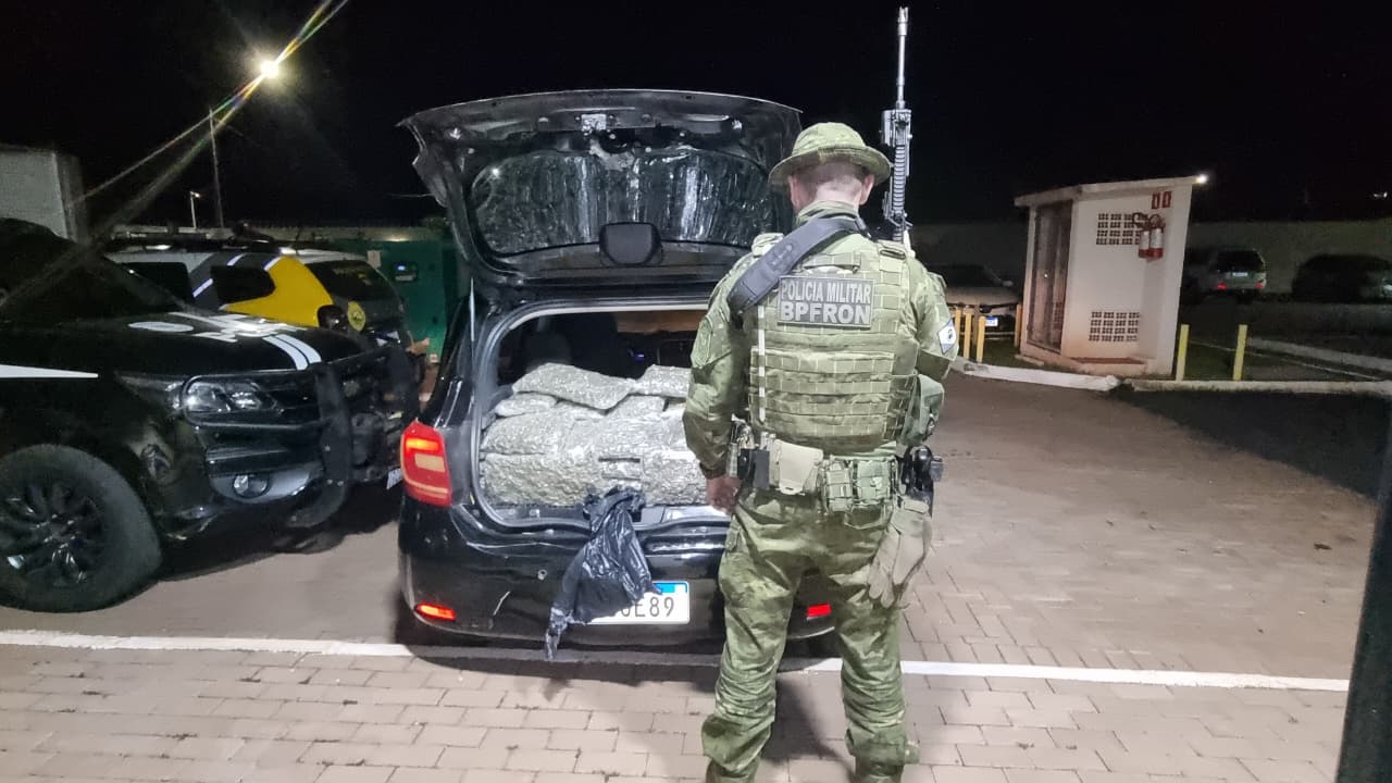 Sandero carregado com maconha é apreendido no Contorno Oeste