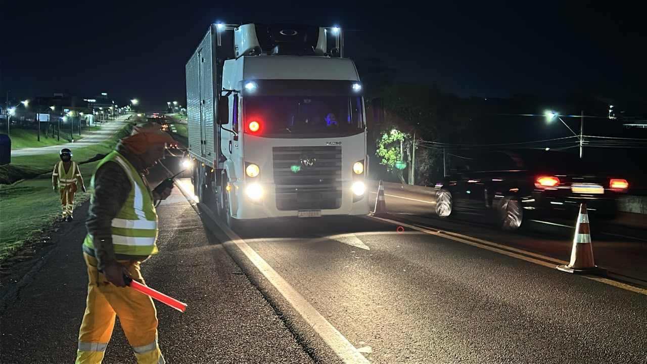EPR Iguaçu realiza obras na BR-277 durante a noite em Cascavel
