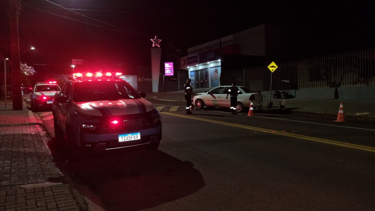 Corsa bate na traseira de HB20 e motorista é multado após teste do bafômetro em Cascavel