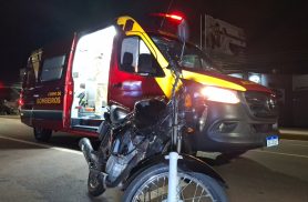 Motociclista sofre fratura exposta após colisão com carro na Avenida Carlos Gomes
