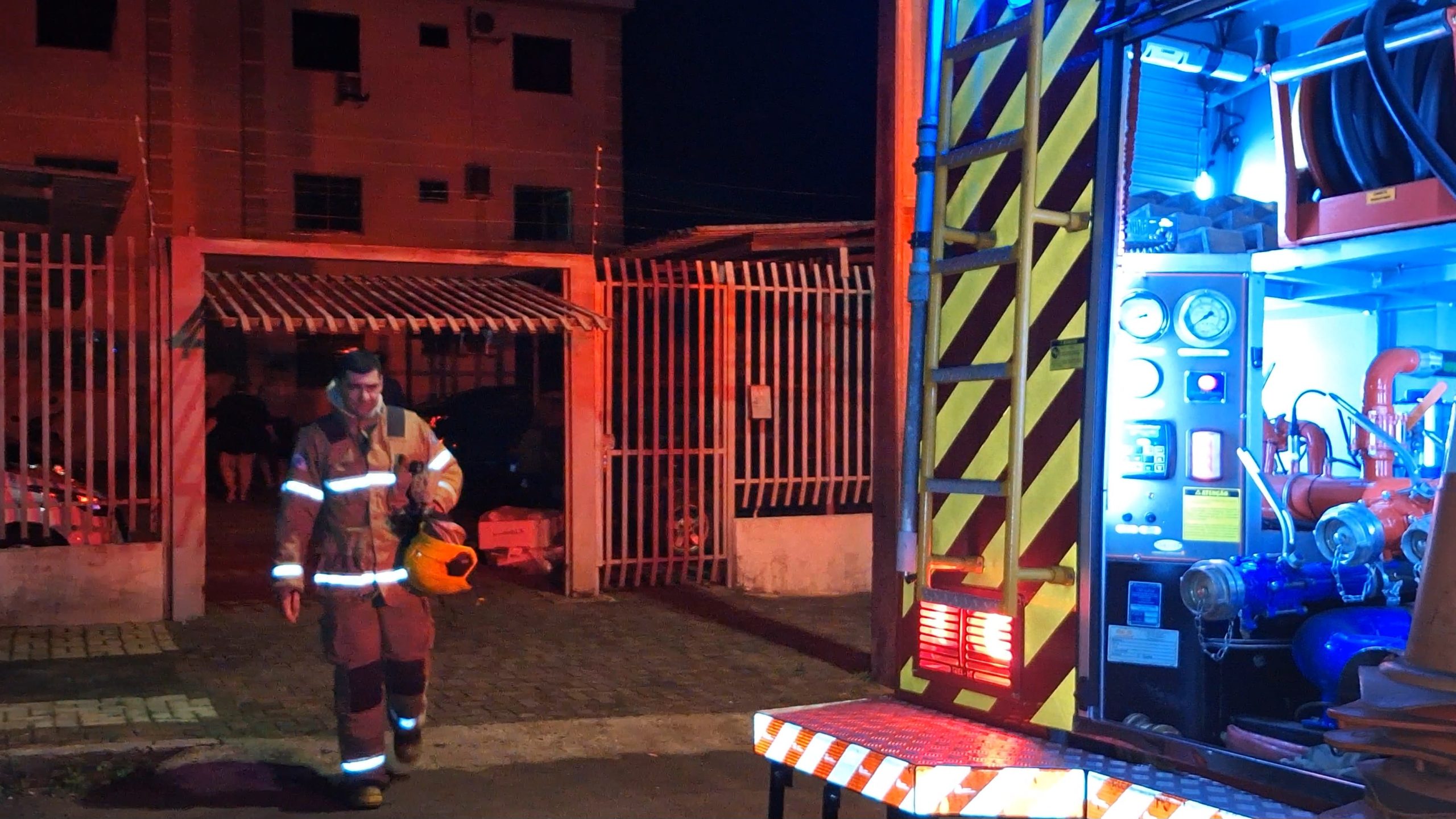 Curto-circuito em quadro elétrico mobiliza Corpo de Bombeiros em apartamento no Santo Inácio
