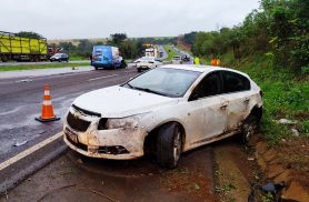 Peça cai de caminhão, atinge dois veículos e deixa BR-163 interditada em Cascavel Peça cai de caminhão, atinge dois veículos e deixa BR-163 interditada em Cascavel
