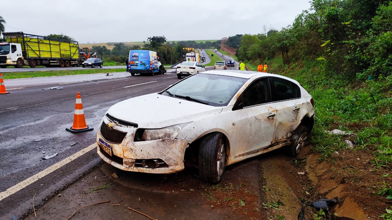 Peça cai de caminhão, atinge dois veículos e deixa BR-163 interditada em Cascavel