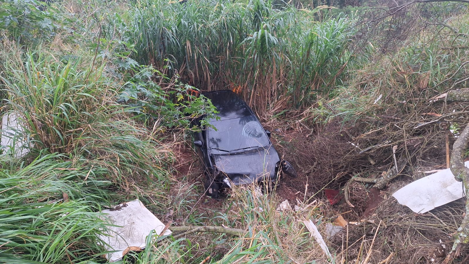 Imagens mostram carro capotado onde PM encontrou munições de calibre 9mm