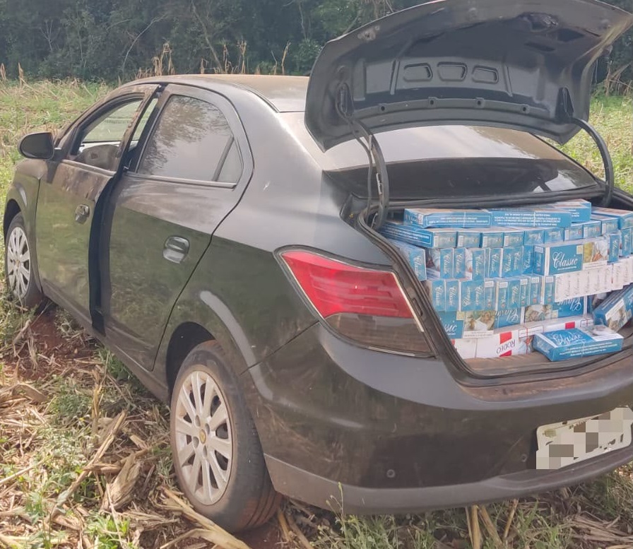 Imagem referente a Motorista abandona carro com mil maços de cigarros e foge para mata em Toledo