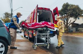 Idoso sofre corte na cabeça após cair no banho