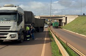 Carreta quebra e interdita acesso à Avenida Brasil no Trevo Cataratas Carreta quebra e interdita acesso à Avenida Brasil no Trevo Cataratas