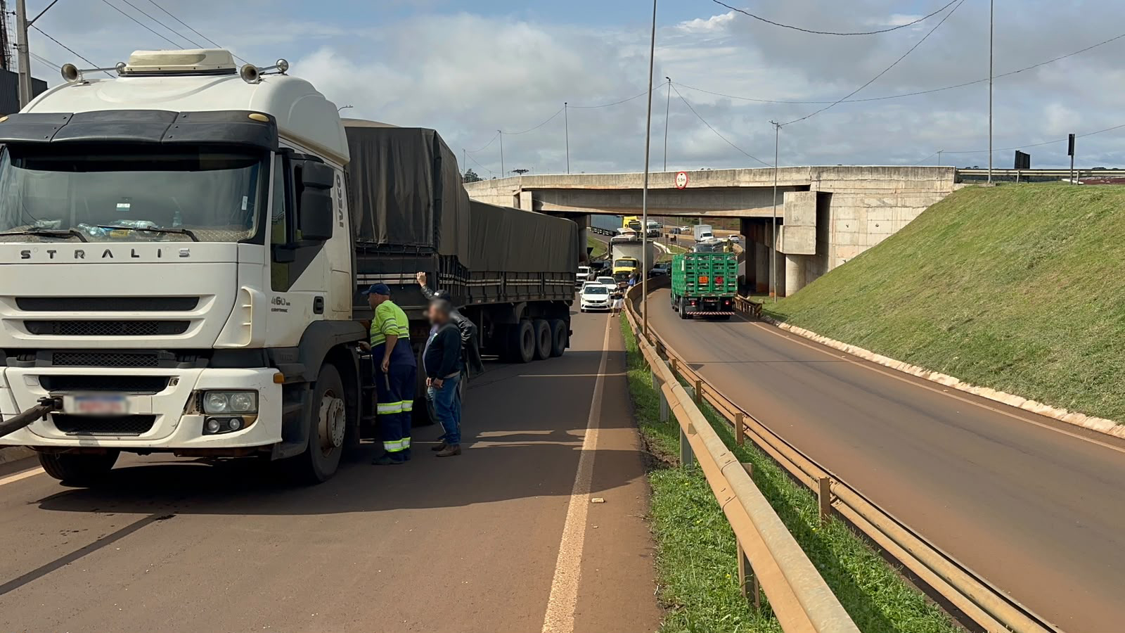 Carreta quebra e interdita acesso à Avenida Brasil no Trevo Cataratas