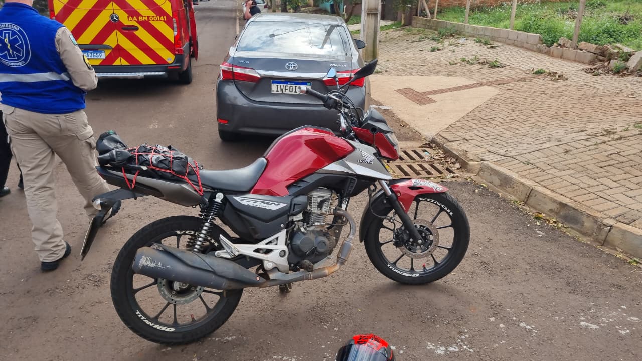 Jovem de 21 anos fica ferido após colisão entre Honda CG e Corolla no Floresta