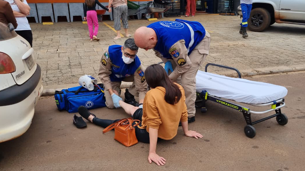 Mulher fica ferida em acidente entre carro e motocicleta no Bairro Cataratas, em Cascavel