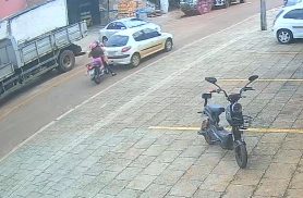 Câmera de segurança registra acidente entre carro e motocicleta no Bairro Cataratas