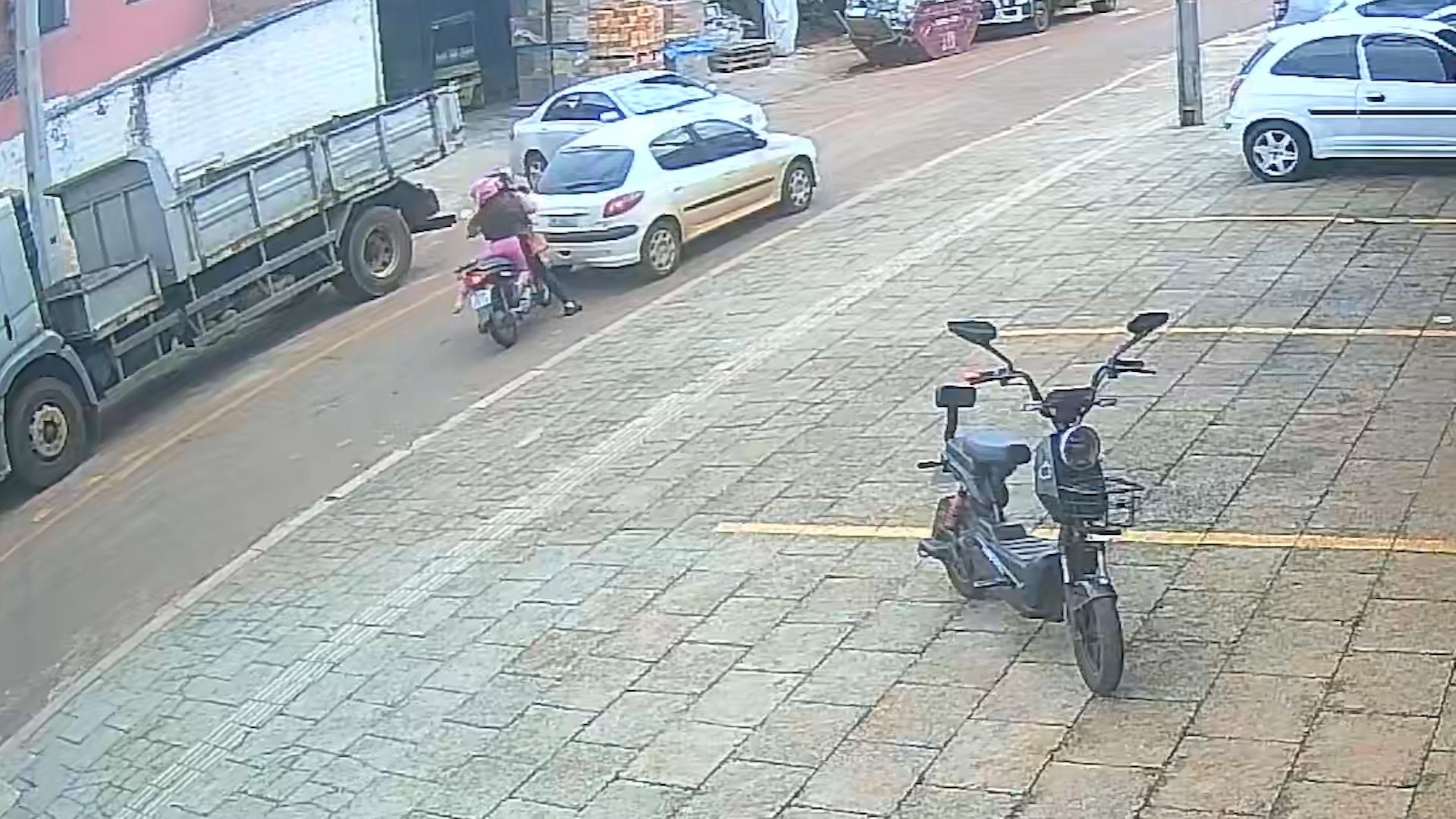 Câmera de segurança registra acidente entre carro e motocicleta no Bairro Cataratas