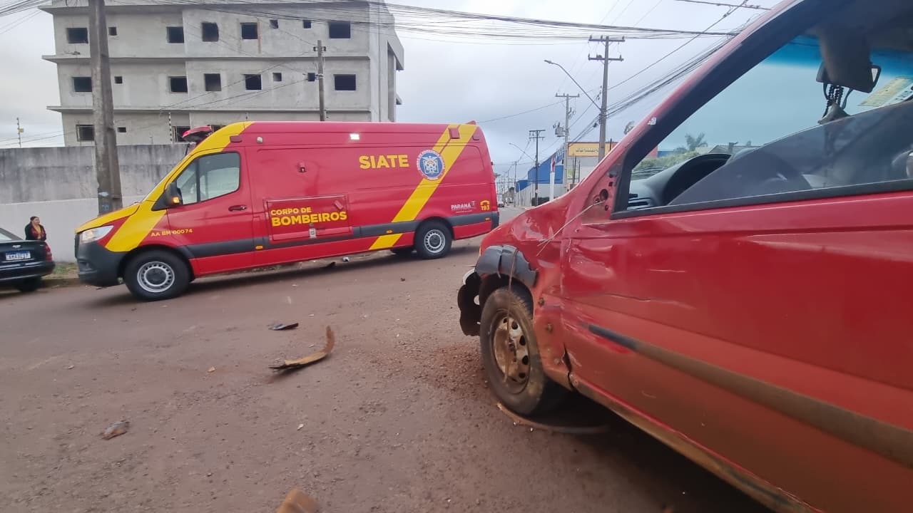 Acidente entre moto e carro deixa homem ferido no bairro Periolo, em Cascavel