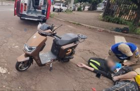 Davi e Golias: scooter elétrica bate contra F-1000 e motociclista fica ferido