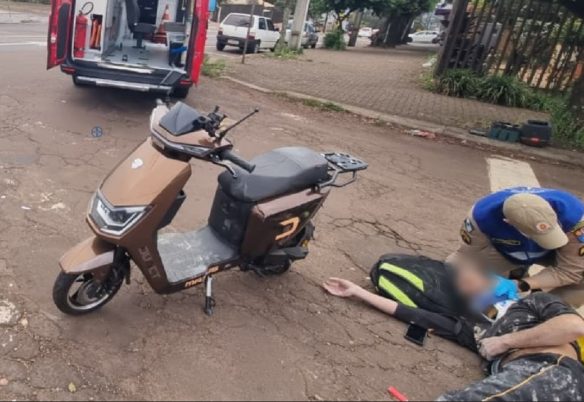 Davi e Golias: scooter elétrica bate contra F-1000 e motociclista fica ferido no São Cristóvão