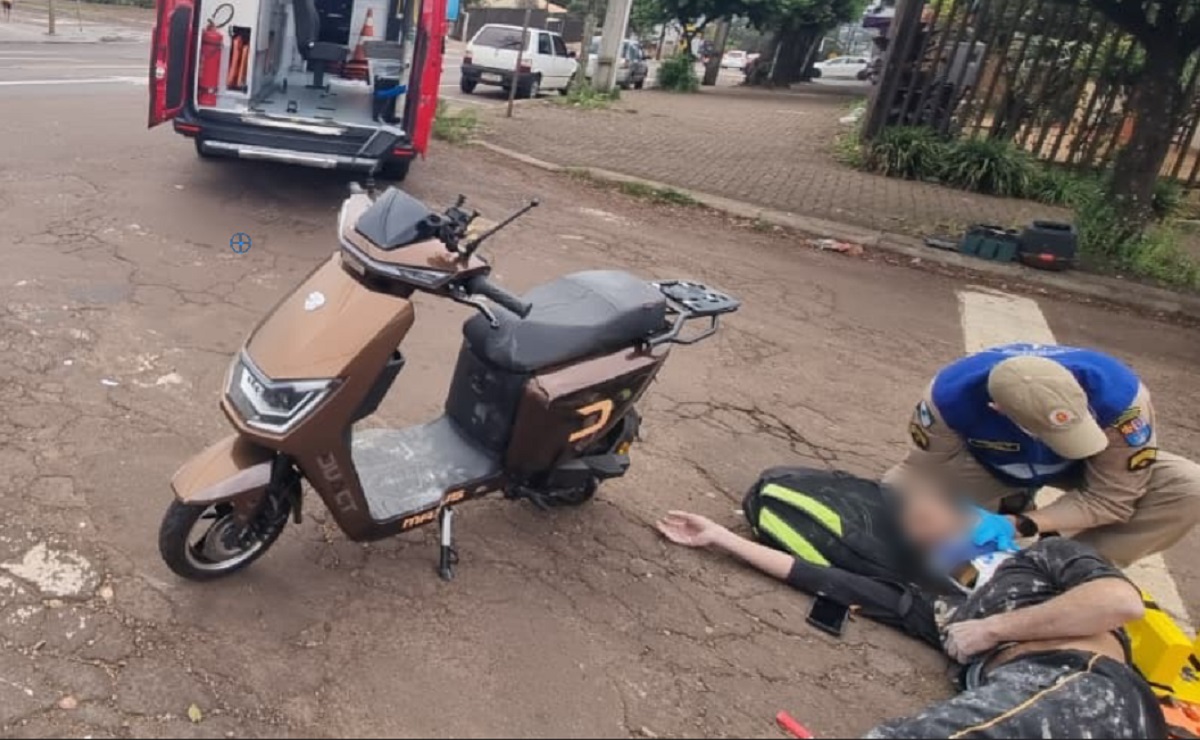 Davi e Golias: scooter elétrica bate contra F-1000 e motociclista fica ferido