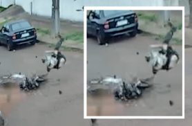 Vídeo mostra motociclista deslizando até bater em muro após pancada contra picape