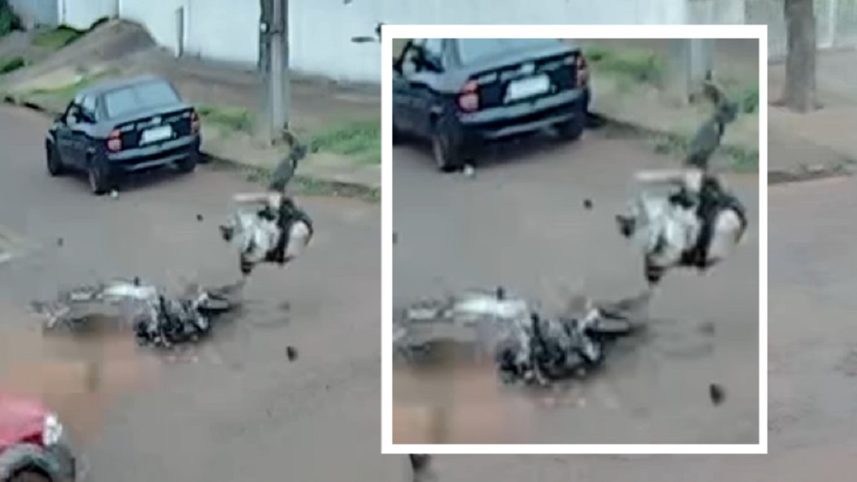 Vídeo mostra motociclista deslizando até bater em muro após pancada contra picape