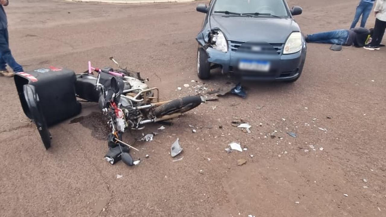 Moto destruída e motociclista ferido marcam acidente de trânsito no bairro Country
