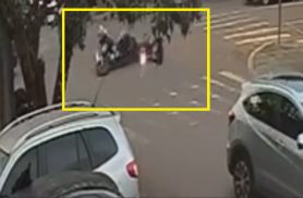 Vídeo mostra colisão entre motos e dois condutores no chão em esquina do Parque São Paulo